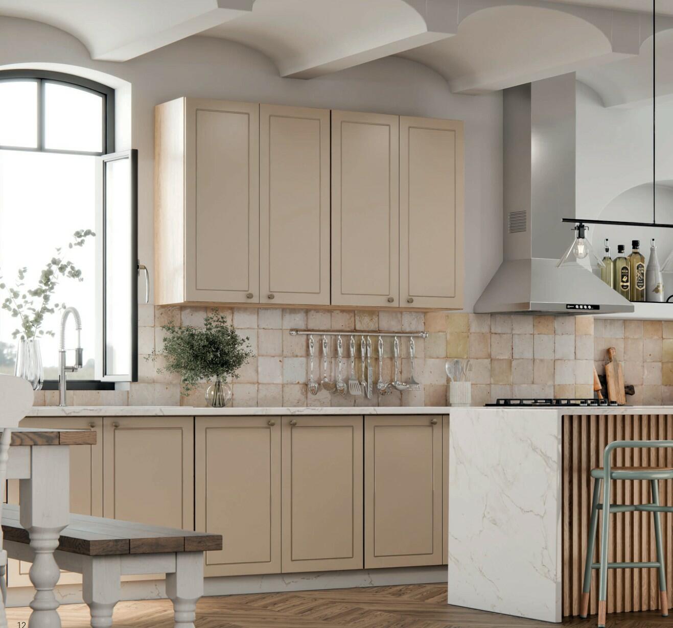 Cozinha Provence Robel Fendi em ambiente iluminado, com bancadas e armários trabalhados